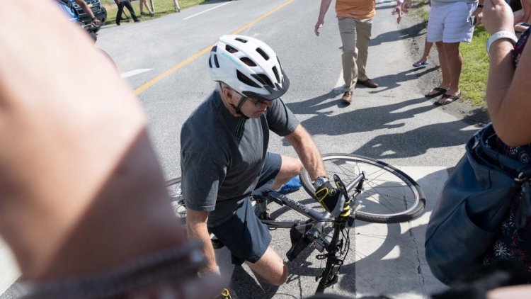 Biden terminó en el piso al intentar bajarse de su bicicleta