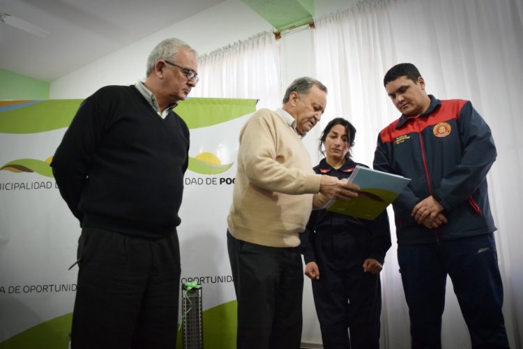 Armando Sánchez entregó seguro de vida a Bomberos Voluntarios