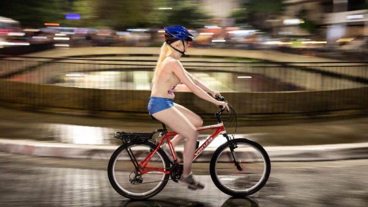 Ciclistas desnudos invadieron una de las principales avenidas de Brasil