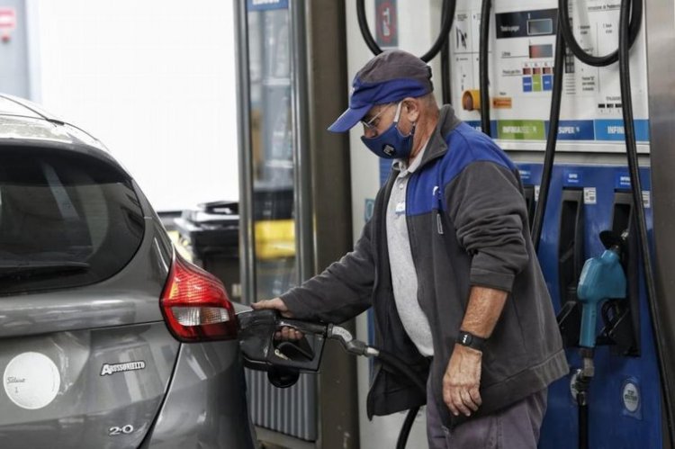 YPF  desde este jueves aumentó el 3,8% en los combustibles