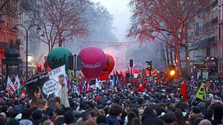Francia en grave crisis por decreto de reforma de pensiones del Gobierno