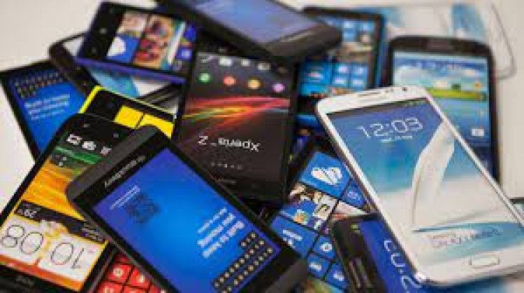 Subastan más de 200 celulares secuestrados por la Aduana