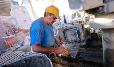 Así es el proceso artesanal de las baldosas de Plaza 25 de Mayo