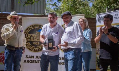 El gobernador participó del cierre del primer Raid Latinoamericano de automóviles antiguos