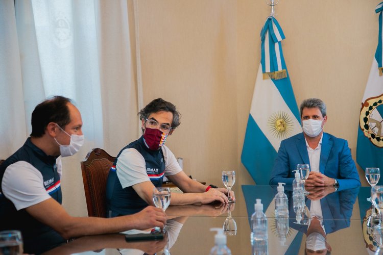 El gobernador recibió a Ramón Arroyo y la comitiva organizadora del Ironman
