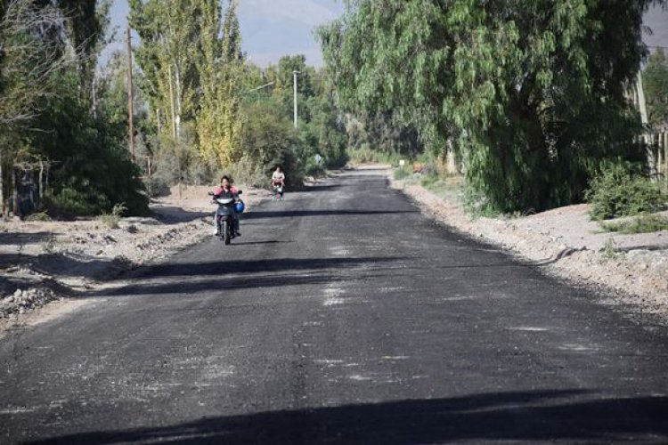 Pocito: trabajos de imprimación asfáltica en calle El Bosque