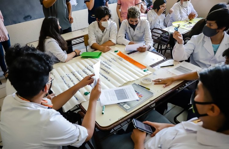 Escuelas primarias con una hora más de clase por día