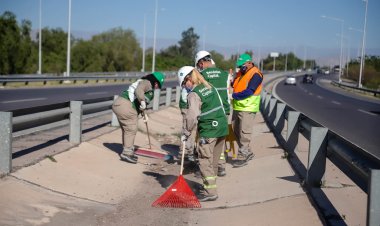 Capital levanta residuos del cantero central de Av. Circunvalación Norte