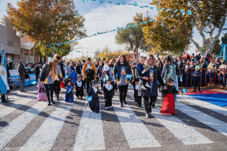 Santa Lucía volvió a teñirse con los colores patrios de la mano de los más pequeños