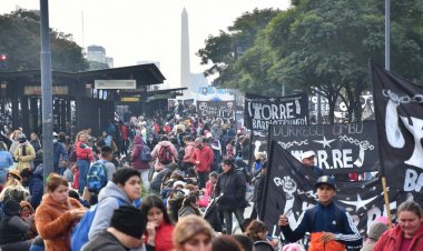 Organizaciones piqueteras definen un plan de lucha en un plenario nacional en el Obelisco