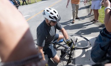 Biden terminó en el piso al intentar bajarse de su bicicleta