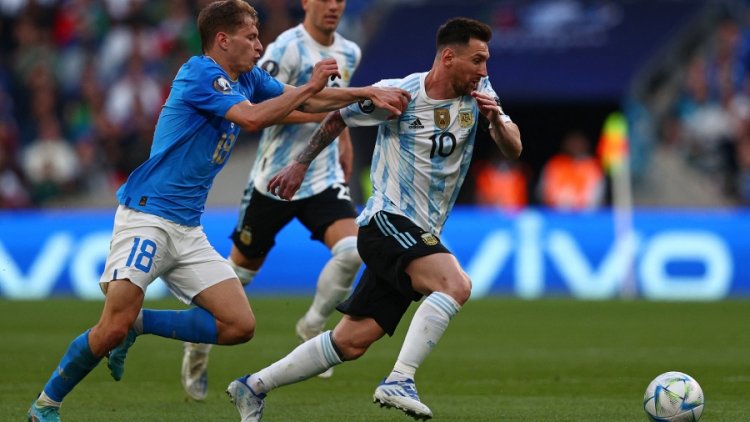 Argentina, con dos golazos, vence a Italia