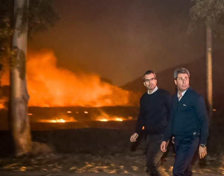 Uñac acompañó a los equipos que trabajan contra los incendios que afectan a Zonda