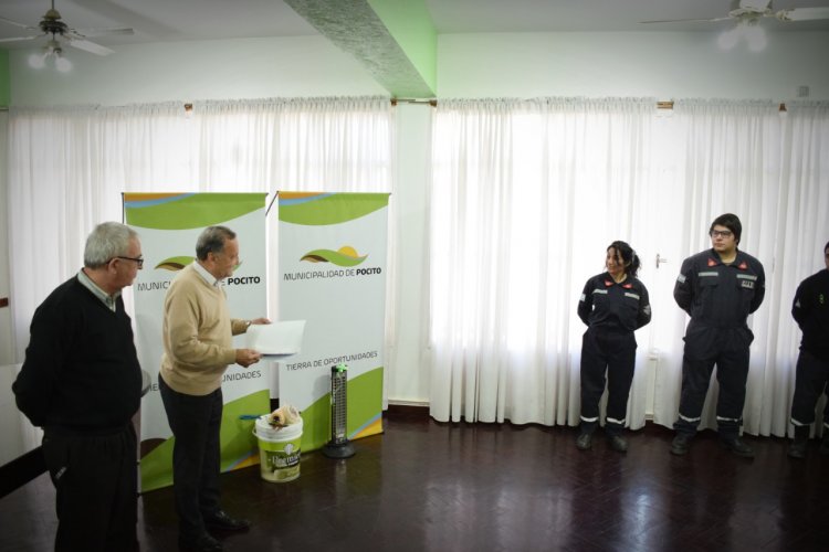 Armando Sánchez entregó seguro de vida a Bomberos Voluntarios