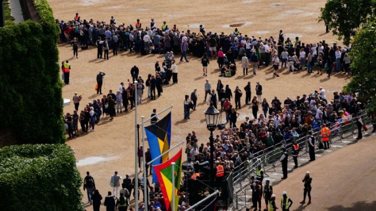 Miles de británicos despiden a Isabel II en la capilla ardiente