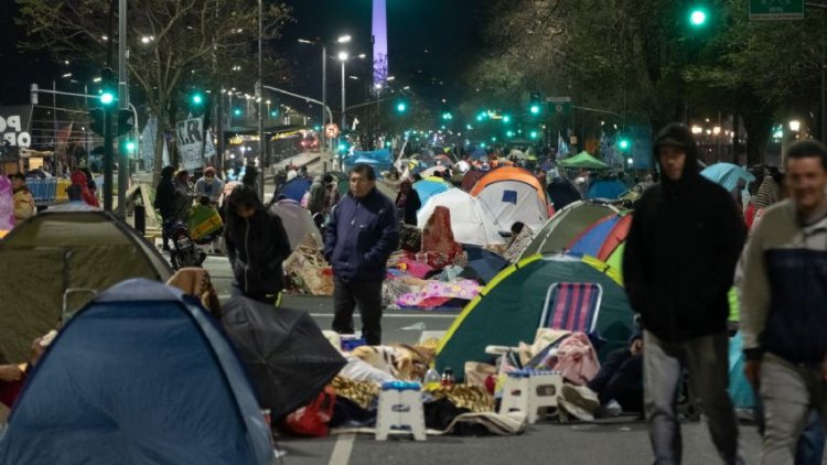 Mantienen el acampe frente a Desarrollo Social