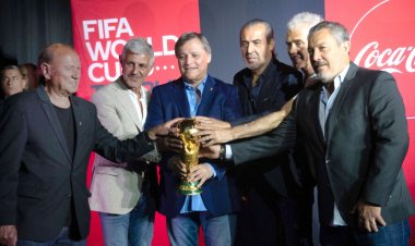 La Copa del Mundo llegó a la Argentina: seis campeones volvieron a levantarla