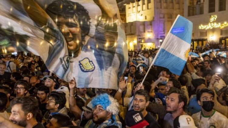 El multitudinario banderazo de hinchas argentinos en Doha