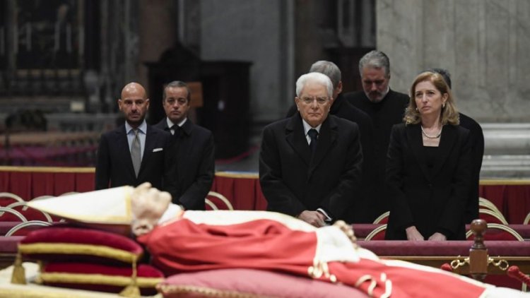 Inició el funeral de Benedicto XVI en la Basílica de San Pedro