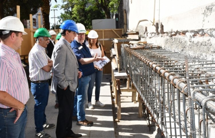 Gattoni visitó las obras de consolidación del edificio de Libertador y Las Heras