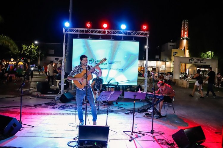 Pese al calor, los sanjuaninos celebraron el amor en la Feria del Andén d