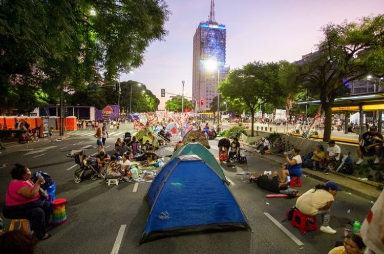 Siguen los piqueteros en la 9 de Julio por la baja de planes sociales