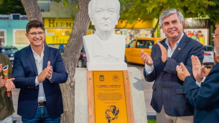 Gabriela Mistral en el Paseo de los Bicentenarios en Santa Lucía
