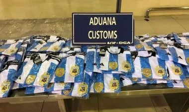 Aduana descubrió 302 camisetas de fútbol en un pasajero en Ezeiza