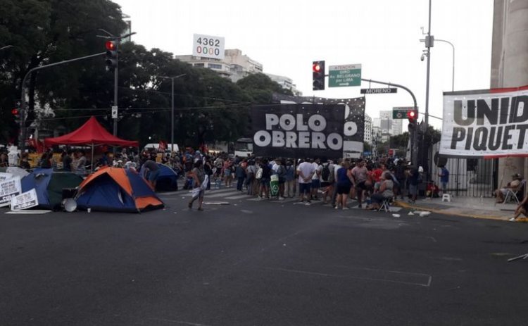 Piqueteros cortan la 9 de Julio