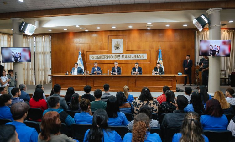 Amplían becas de transporte para estudiantes de 12 a 15 años