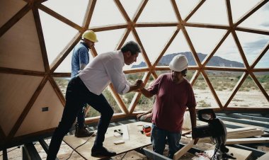 Uñac recorrió la construcción de los Eco Domos en Ischigualasto