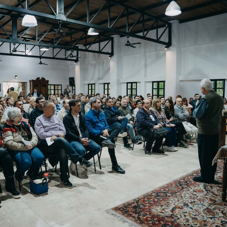 Jornada de reflexión destinada a líderes políticos y sociales, dirigentes y empresarios locales.