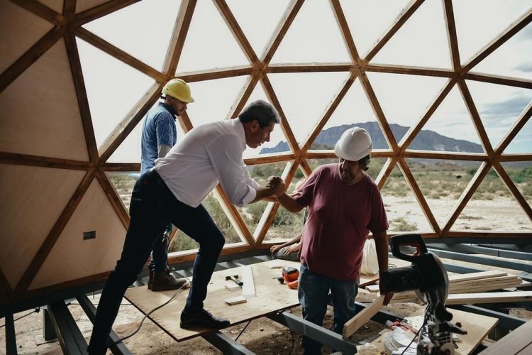 Uñac recorrió la construcción de los Eco Domos en Ischigualasto
