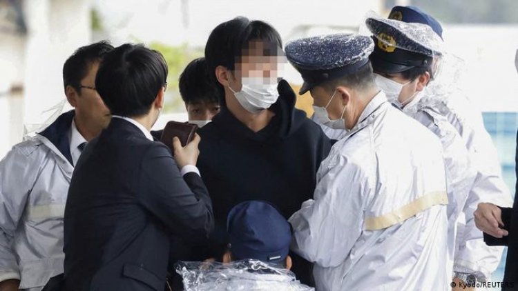 El primer ministro de Japón fue retirado tras una fuerte explosión