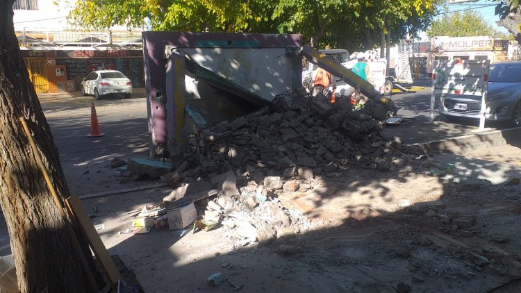 A pedido de los vecinos, Capital derrumbó dos kioscos abandonados
