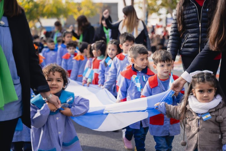 En Santa Lucía los Jardines con un desfile celebraron el cumpleaños de la Patria