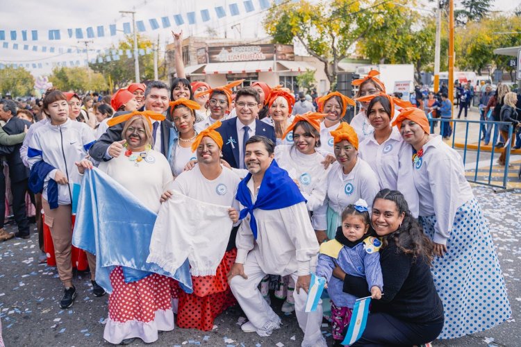 En Santa Lucía los Jardines con un desfile celebraron el cumpleaños de la Patria