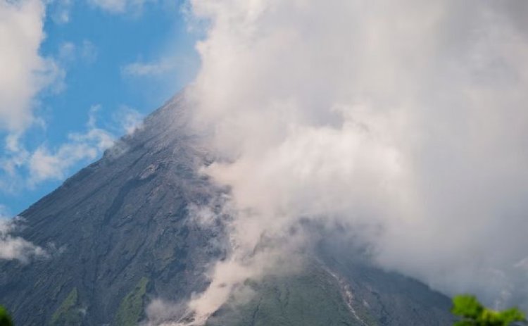 Evacúan a miles de personas en Filipinas por la erupción de un volcán
