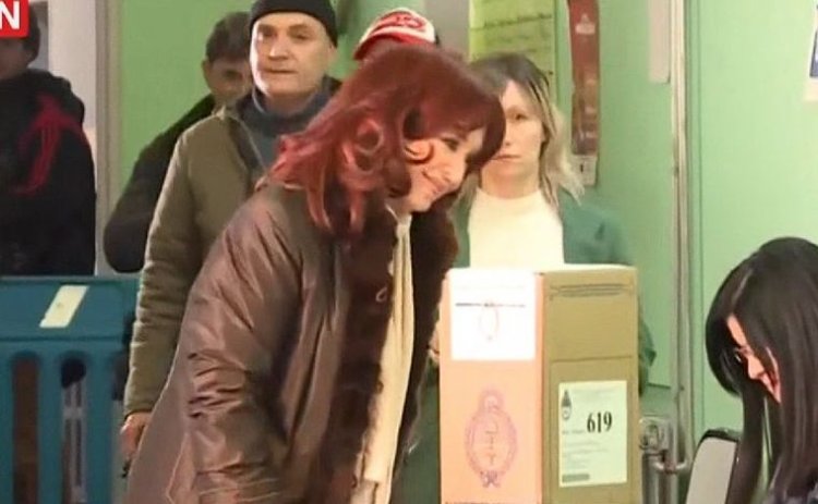 Votó Cristina Kirchner: "Esperé casi una hora y media"