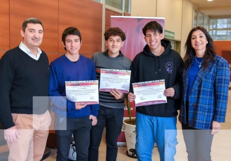 Entregan certificados a alumnos por sus prácticas educativas