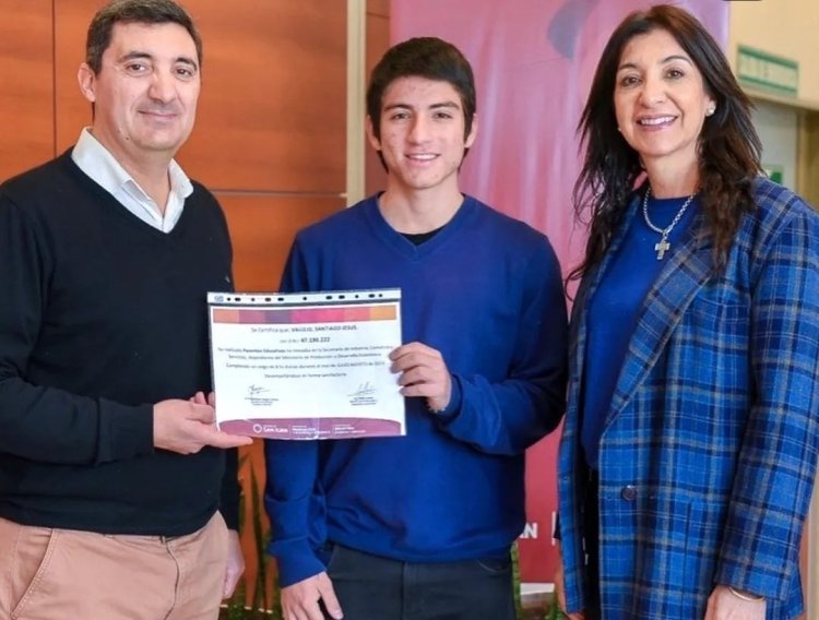 Entregan certificados a alumnos por sus prácticas educativas