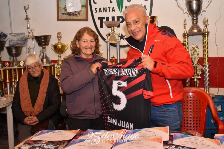 Entregan indumentaria deportiva al equipo de  NEWCOM TUPELI