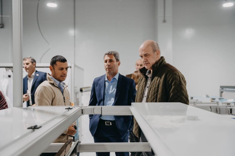 Uñac supervisó los avances de la Fábrica de Paneles Solares