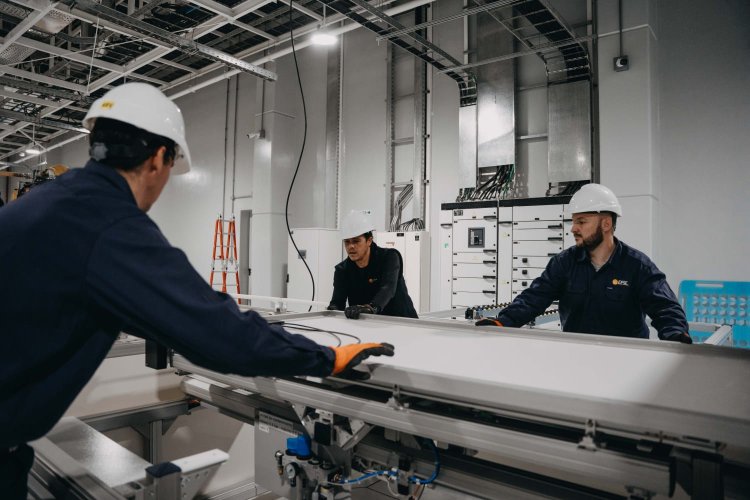 Uñac supervisó los avances de la Fábrica de Paneles Solares