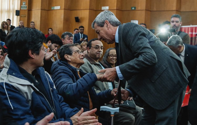 Se concretó una nueva entrega de escrituras a poseedores de viviendas