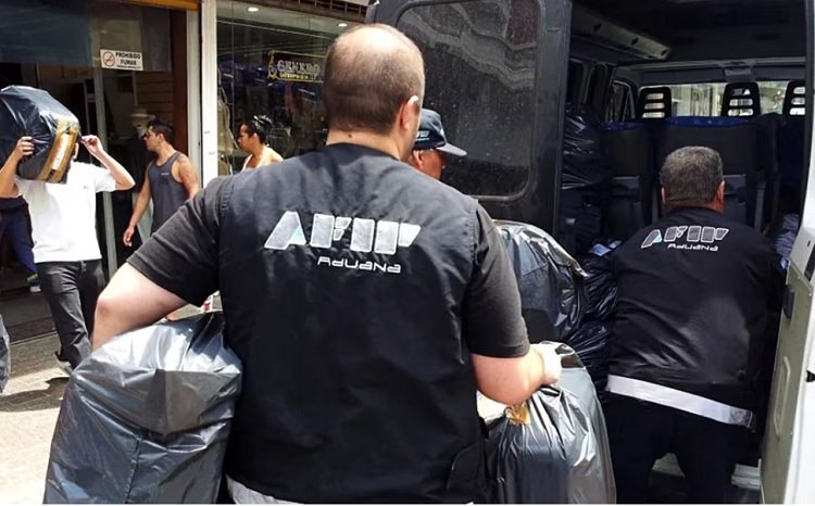 Allanan 18 bancos por la fuga de 400 millones de dólares