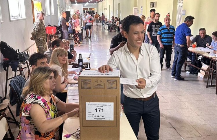 Chica emitió su voto: “Pongamos en valor estos 40 años de democracia”