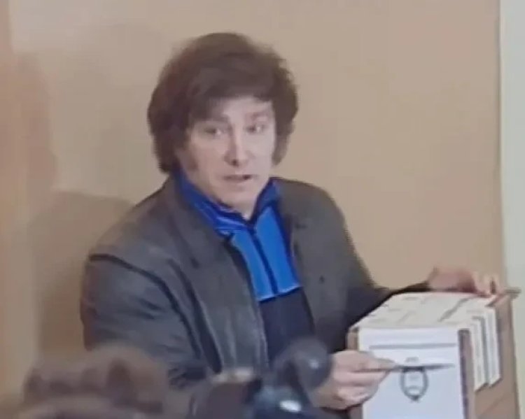 Milei votó y lo esperaban cientos de militantes