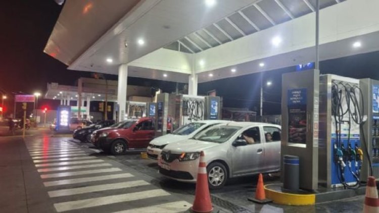 Largas filas para cargar combustible