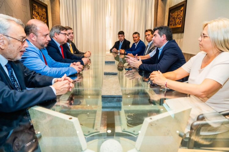Orrego se reunió con representantes de la Embajada de Chile